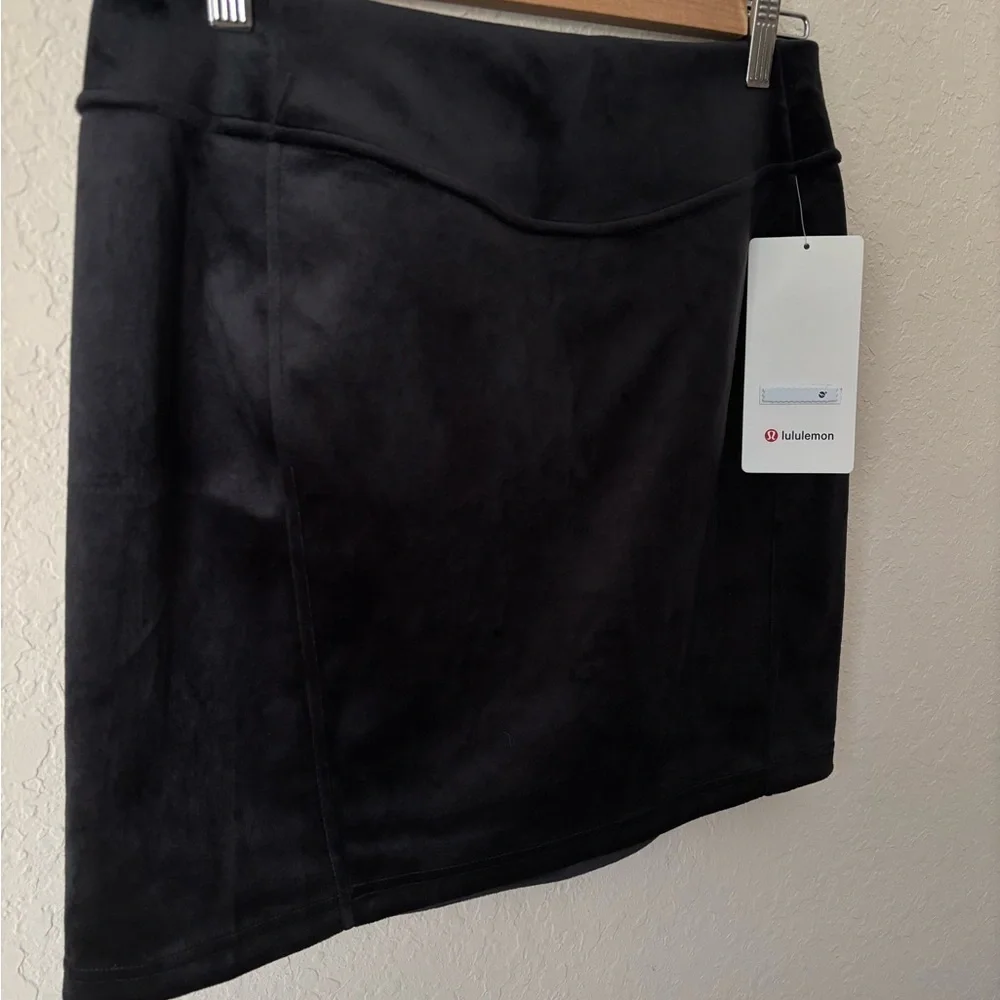 Lululemon | Women's Scuba High-Rise Velvet Mini Skirt Black Size Medium NWT - Picture 4 of 8